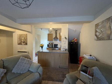2 bedroom flat to rent - Photo 2