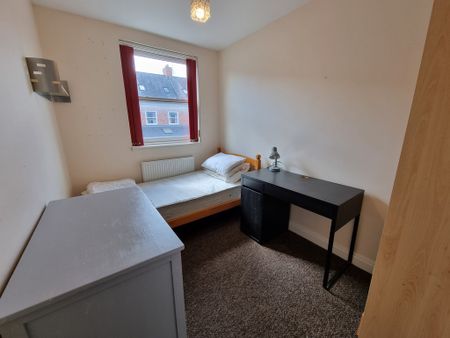 5 Bed Student Accommodation - Photo 4