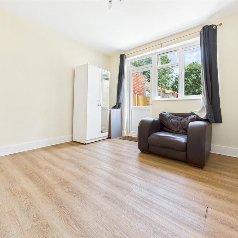 4 bedroom semi-detached house to rent - Photo 1