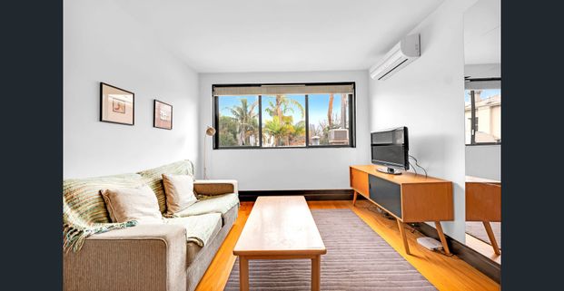 Charming Fully Furnished Property in the Heart of Richmond - Photo 1
