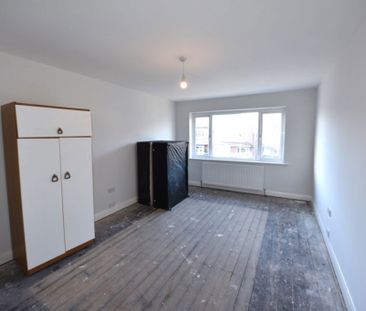 3 bedroom Flat in Lea Farm Drive, Leeds - Photo 6