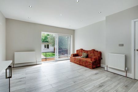 3 Bed Flat, St. Dunstans Avenue, W3 - Photo 2