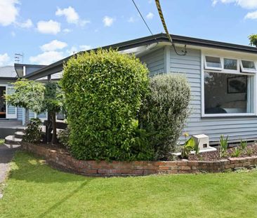 Beautifully Refurbished Three-Bedroom Home - Photo 5