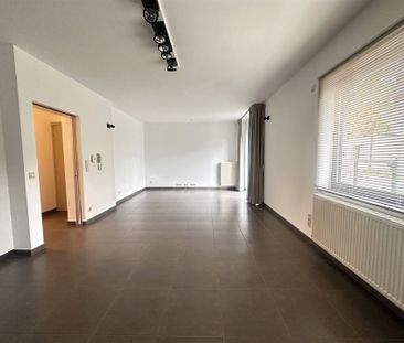 LICHTRIJK GELIJKVLOERS APPARTEMENT MET 2 SLAAPKAMERS EN RUIM TERRAS - Photo 4