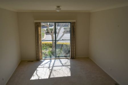 Light-Filled Three-Bedroom Townhouse in Peaceful Leura Location! - Photo 4