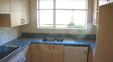 *** TIDY THREE BEDROOM HOUSE *** - Photo 5