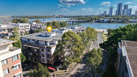 Waterside 2 bedroom apartment with yard- Steps from the Train Station - Photo 4