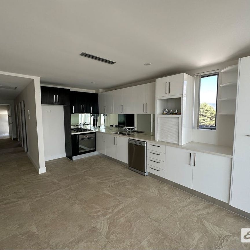 NORTH WOLLONGONG MODERN 3 BED UNIT - Photo 1