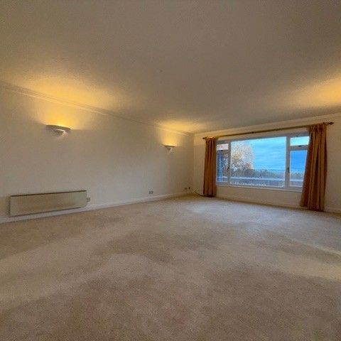 Farington Acres, Weybridge - 2 bedrooms Property for lettings - Seymours - Photo 1