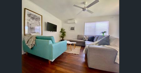 4 BEDROOM, PET FRIENDLY, KIRRA HOUSE 2 MINS TO BEACH!!! - Photo 2