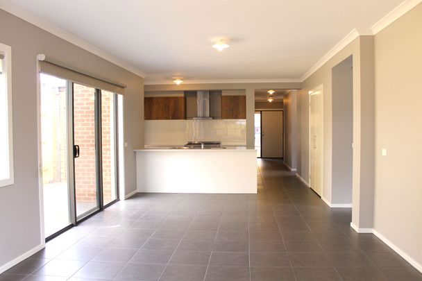 MODERN TOWNHOUSE IN GREAT LOCATION!!! - Photo 1