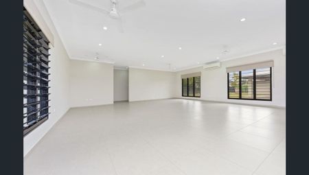 Stunning family home in a prime location! - Photo 2