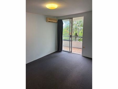 Spacious Apartment with Leafy Views - Photo 4