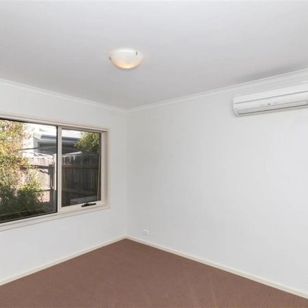 Spacious townhouse in a great location - Photo 3