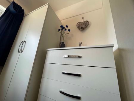 Newly Refurbished Double Room **Great Local Amenities** Room 2 - Photo 4