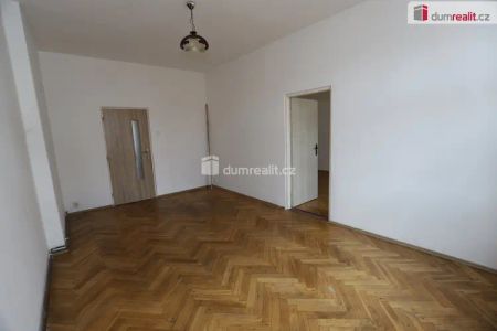 Pěkný byt 2+1 ve druhém patře cihlového domu v Karlových Varech Rybářích - Photo 2