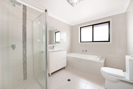 SPACIOUS FREESTANDING FAMILY HOME WITH DOUBLE GARAGE - Photo 4