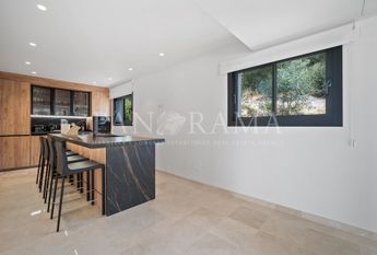 Stunning modern family villa in the prestigious heart of Las Brisas