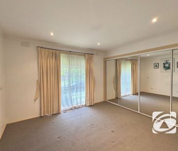 PERFECTLY LOCATED FAMILY HOME - Photo 5