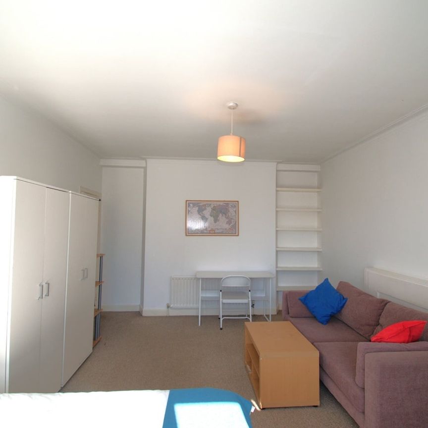 Room in a Shared House, Hillcrest Court, NW2 - Photo 1