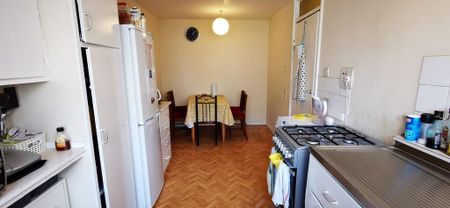 1 bedroom in a flat share to rent - Photo 4