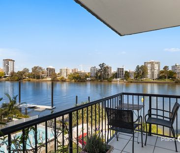 Elegant Riverfront Living Just Minutes From The City - Photo 5