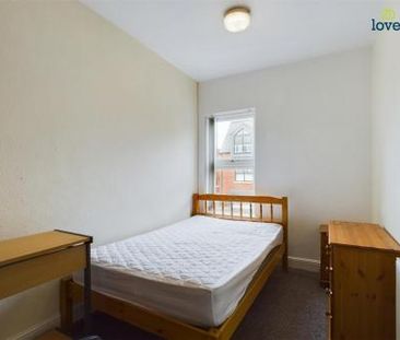 4 bedroom Town house To Let - Photo 5