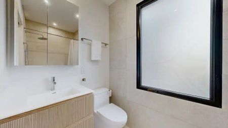 Toronto Furnished House for Rent - Luxurious 3 Bedroom Corner Suite with City Views and Private Roof Top Patio - Photo 2