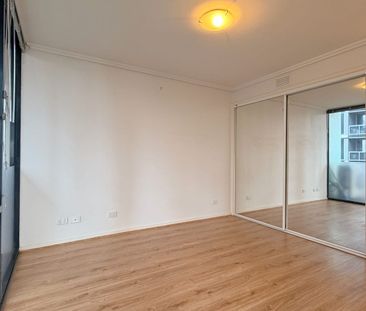 Spacious Apartment with Bay Views - Photo 3