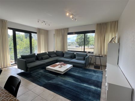 Ruim 2 slaapkamer appartement met terras en garageplaats. - Photo 2