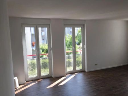 HELLE 1-ZIMMERWOHNUNG - BALKON - EINBAUKÜCHE - HELL GEFLIESTES BAD - TG-STELLPLATZ - Foto 2