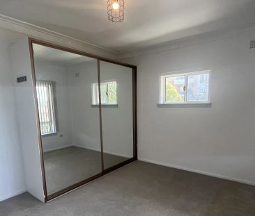 Top-floor 2-bed apartment with balcony & garage in Allawah – bright... - Photo 4