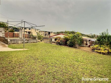 Large Family Home in Great Clinton Location! - Photo 4