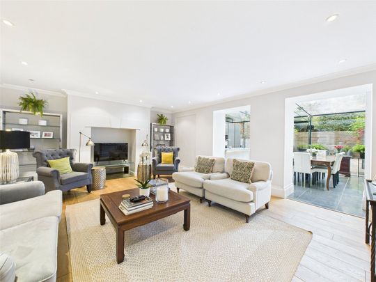 Portland Terrace, The Green, Richmond, Surrey, TW9 - Photo 1