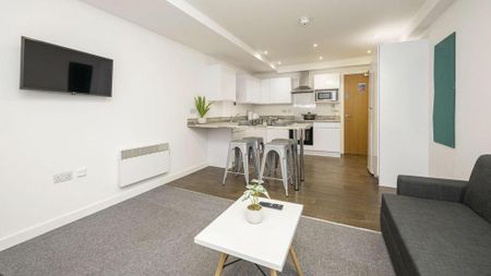 1 bedroom in a flat share to rent - Photo 5