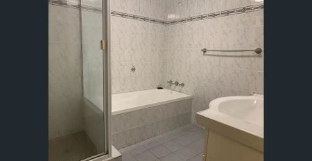 Ultra-spacious apartment in the heart of Rockdale - Photo 5