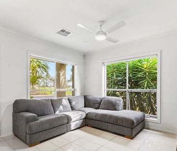 Family Home Opposite Open Green Space! - Photo 2