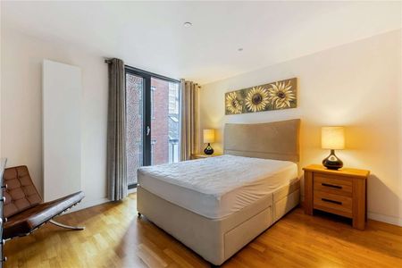 Furnished Four Double Bedroom townhouse with a garage and roof terrace on the centrally located Southern Street. - Photo 4