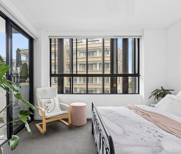 Modern One-Bedroom Apartment with Balcony – Walk to Everything! - Photo 6