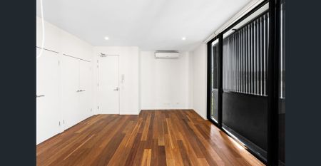 Stunning Elevated 3 Bedroom Open Plan Apartment - Photo 3