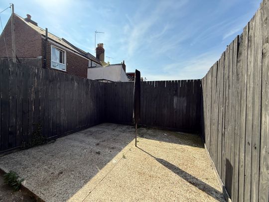 2 bedroom terraced house to rent - Photo 1