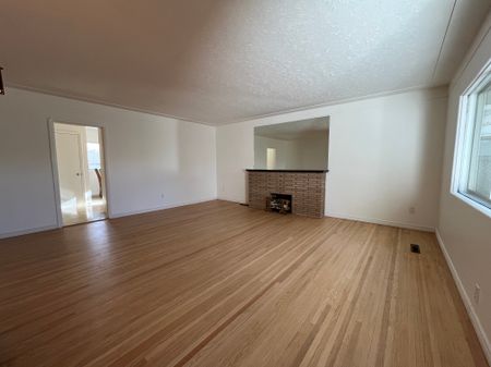 Spacious 4 Bedroom Home In Desirable Highlands – Character, Comfort & Convenience! - Photo 2