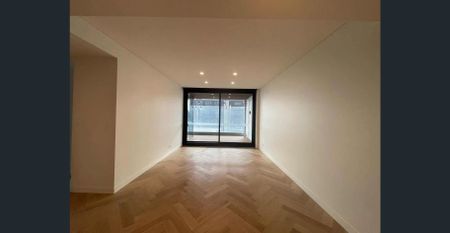 Half minute walk to Town Hall Station & Near New& Timber Floor & One bedroom plus study room - Photo 2