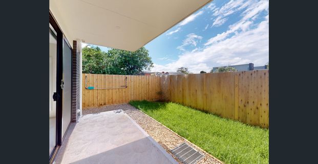 Spacious living ideally positioned! - Photo 1