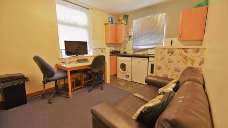 1 bedroom Flat in Cardigan Road, Leeds - Photo 3