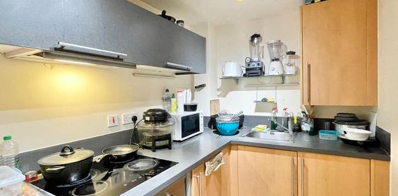 1 bedroom in a flat share to rent - Photo 2