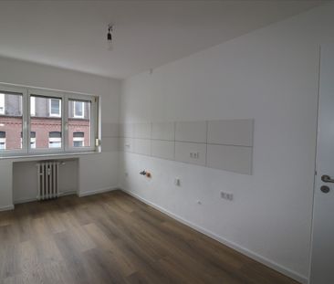 Frisch saniert in Inrath: 3 Zi.-Wohnung mit Balkon in der 2. Etage,... - Photo 2