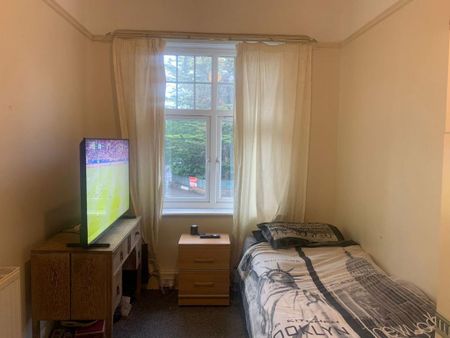 1 bedroom in a house share to rent - Photo 3