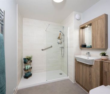 Bond Lodge, Rainham, Kent - Photo 2