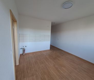 Seniorengerechte 2 Raum- Wohnung mit Aufzug in Bitterfelder Innenstadt - Photo 3